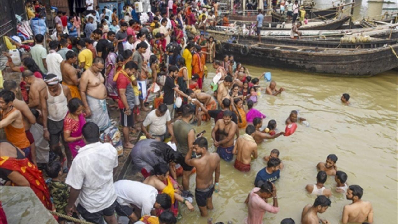 The Badi Devkali Devi Temple in Ayodhya saw large numbers of devotees celebrating Navaratri, offering prayers in a spiritual atmosphere.