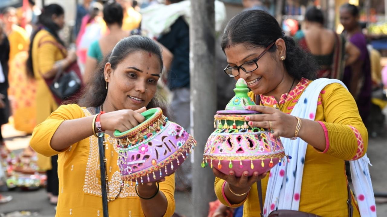 Navratri is one of the most important festivals for the Hindu community. It is celebrated with great fervour and devotion across India, particularly in the states of Gujarat, Maharashtra, and West Bengal. Pic/Sameer Abedi