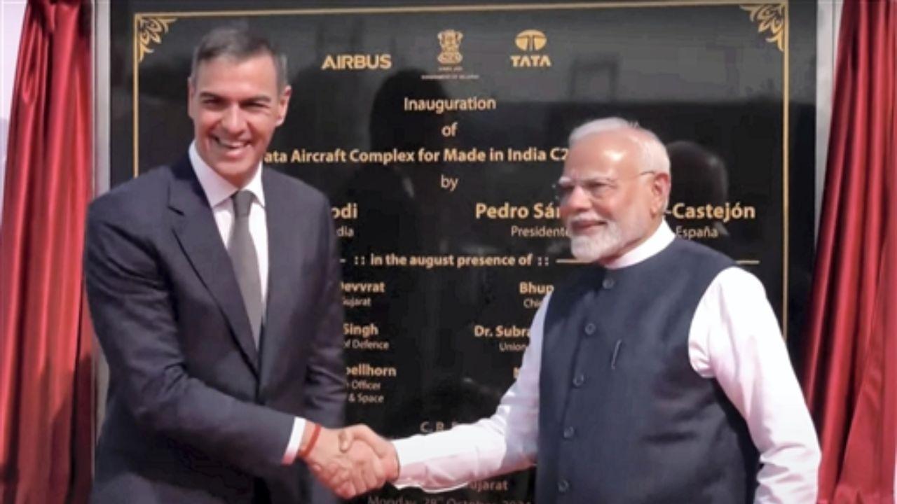 The leaders at the inauguration of the TATA Aircraft Complex