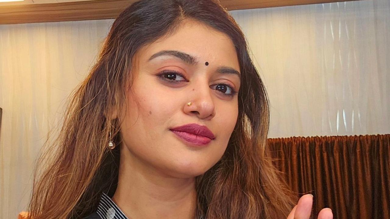 Tamil actress Oviya responds to netizens asking link for leaked private  video