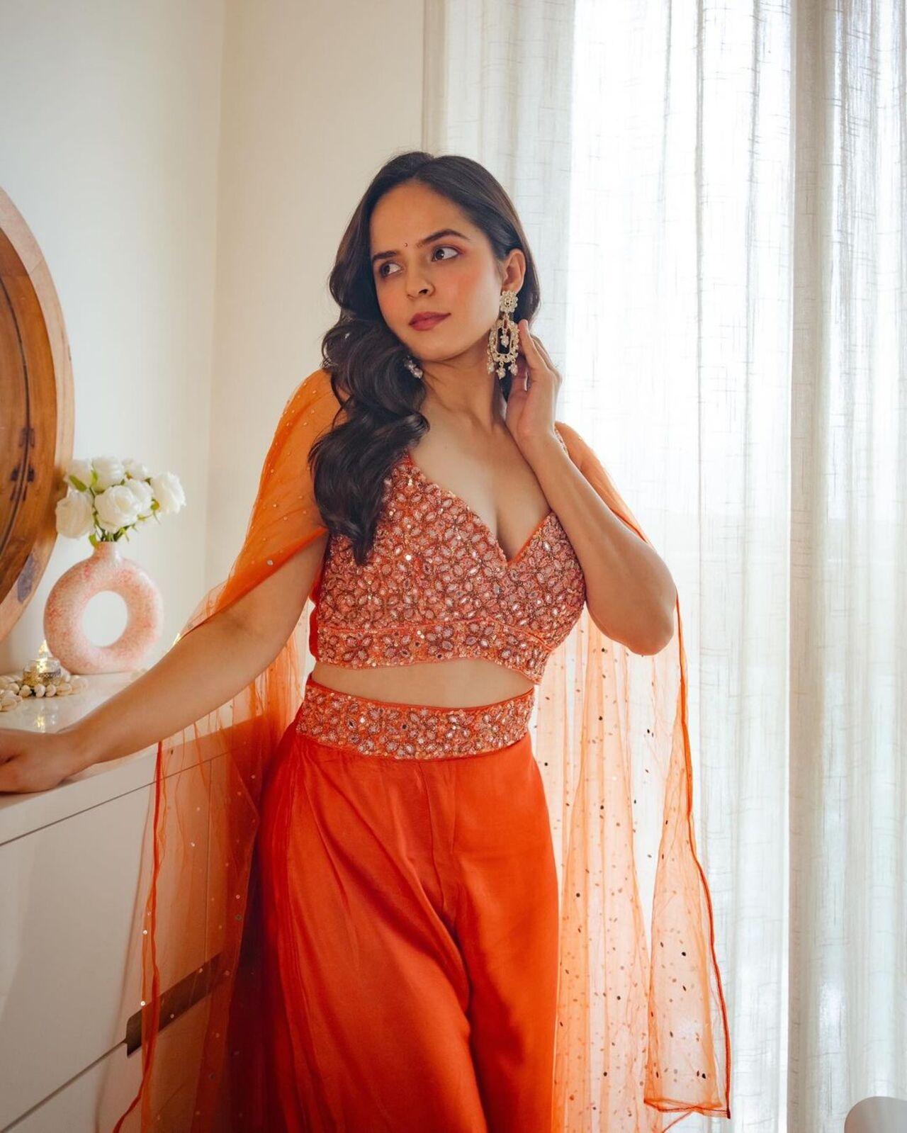 The long flowy net sleeves added drama to this outfit and her orange blush complimented the co-ord set.