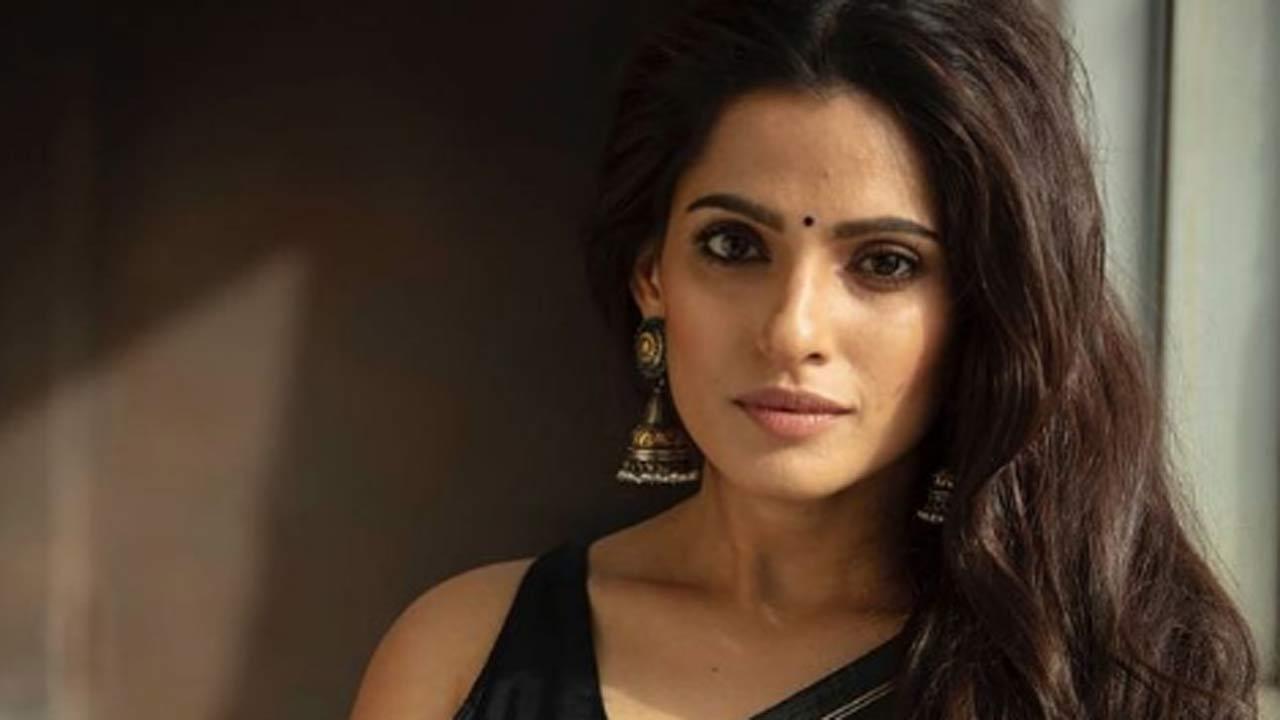 Nostalgia alert! Priya Bapat still has postcards from SRK and Karisma's iconic film ‘Dil Toh Pagal Hai’