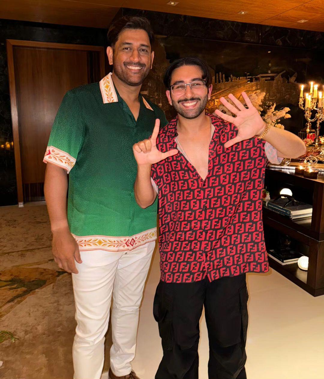 Thala for a reason! Orry poses with seven fingers up