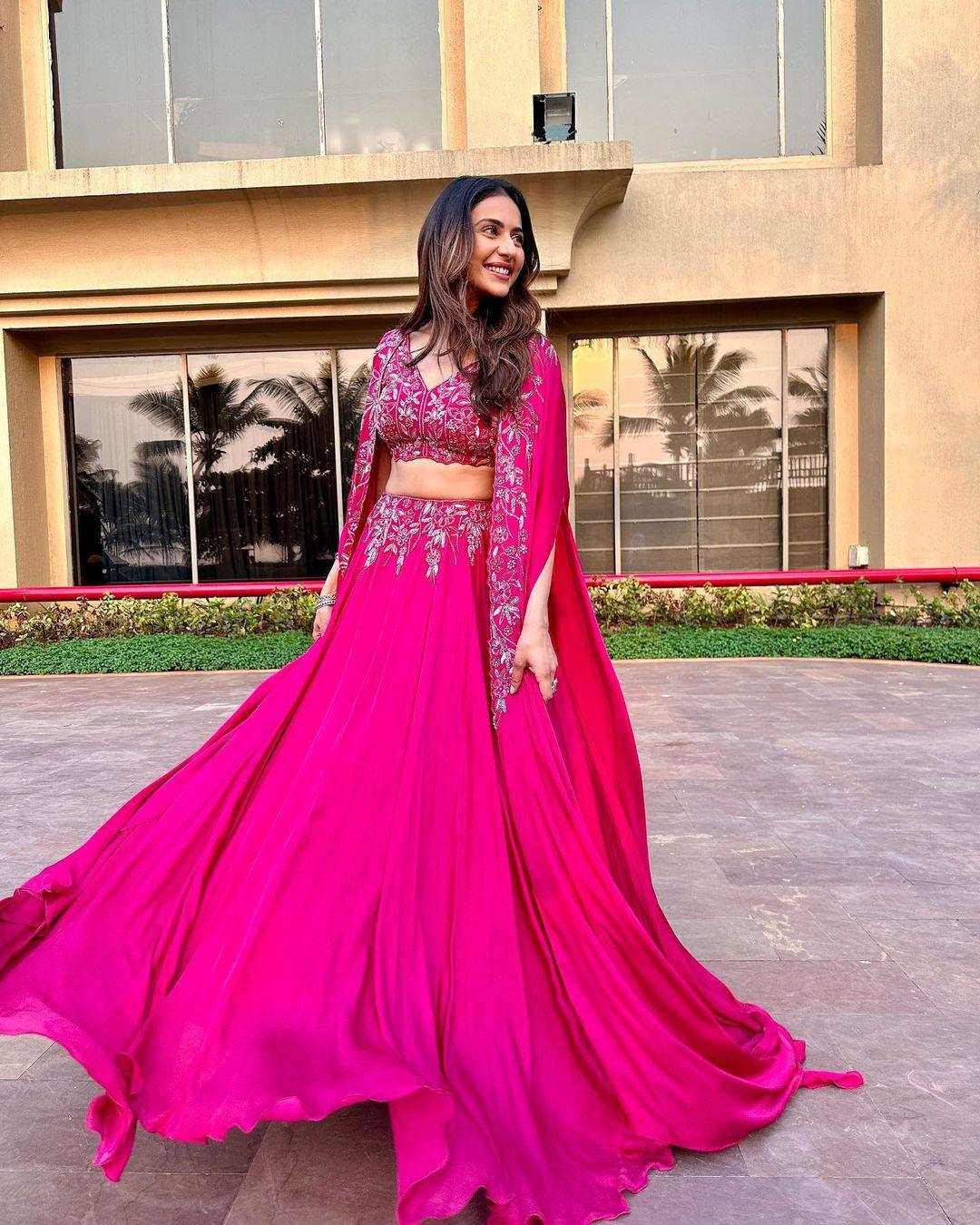 Another stunning appearance right from Rakul's Instagram is this stylish Indo-Western set for our girlies who can't handle a saree. In this look, the actress wore a beautifully embroidered crop top and paired it with bright pink palazzo pants and a shrug.