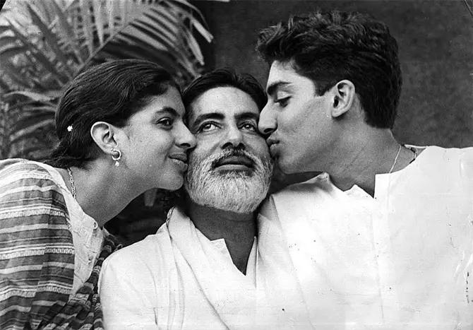 A young Abhishek Bachchan and Shweta Bachchan give a peck on their daddy dearest's cheeks.