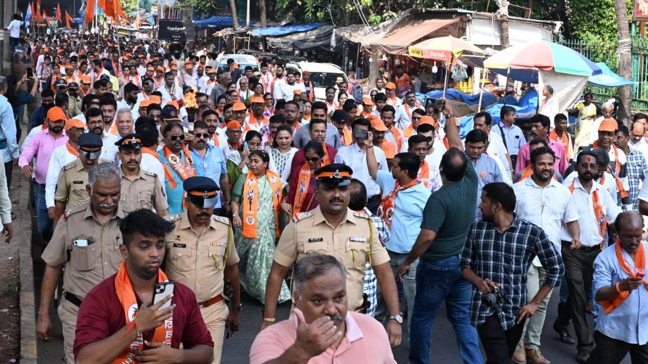 A significant number of supporters joined Latke’s rally, showing strong public backing for her campaign under the Shiv Sena (UBT) and MVA banner.