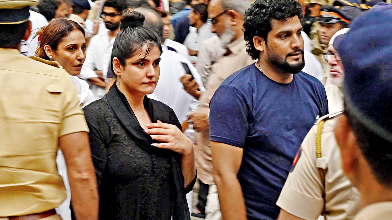Zarine Khan was one of the many figures from the film industry who paid her last respects. Pic/Satej Shinde