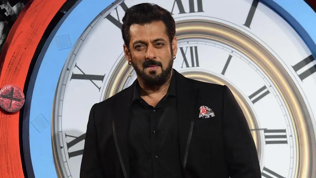 Bigg Boss 18 Live Updates: Salman Khan welcomes everyone in his iconic style