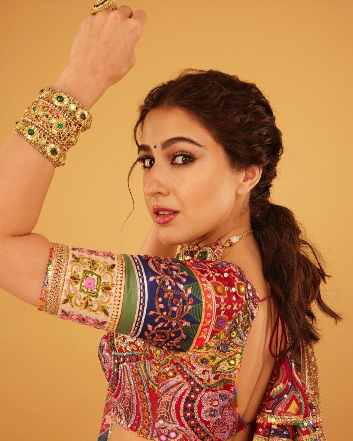 She accessorised the look with heavy jewellery opting for a kundan gold dori choker and kundan bracelets.