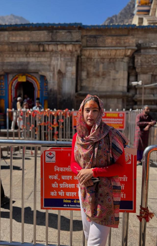 Sara took to Instagram, where she posed in front of the temple dressed in a red T-shirt paired with white pants and a shawl covering her head.
