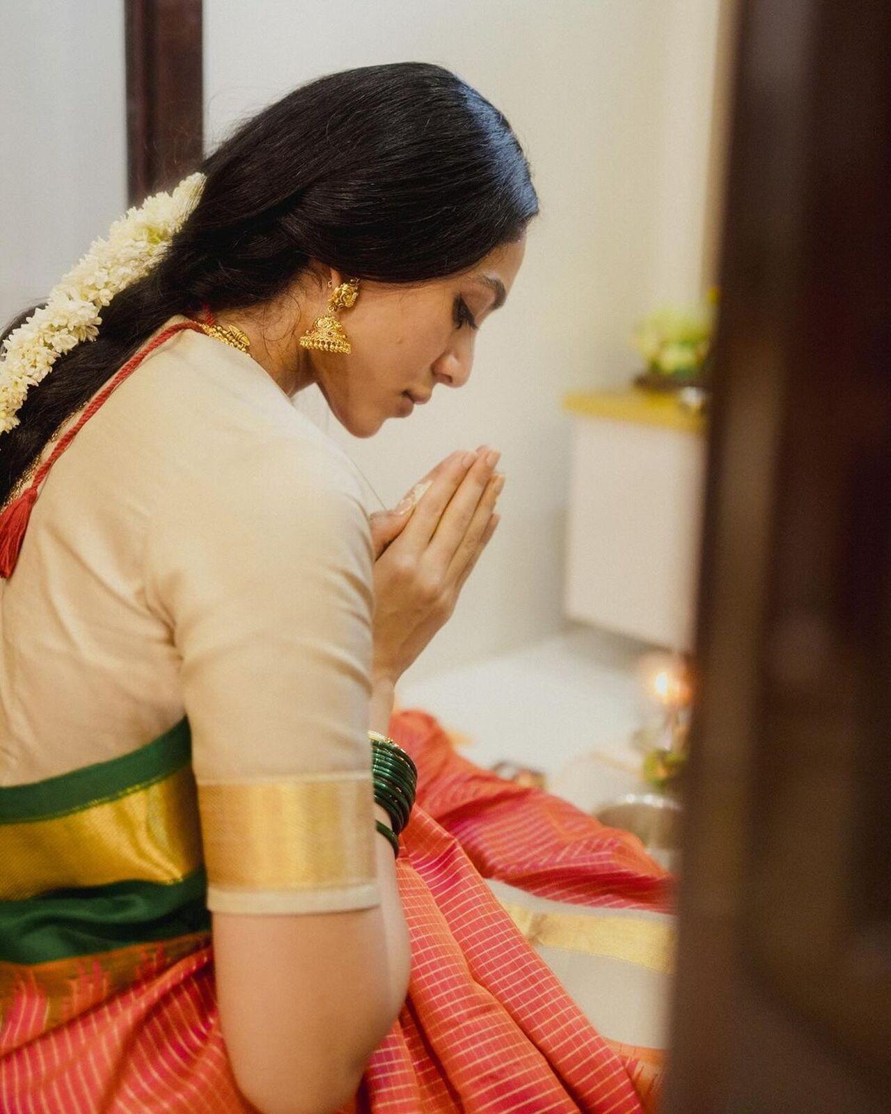 For the ceremony, Sobhita played the part of the South Indian bride-to-be to perfection in an orange saree with green border and cream blouse