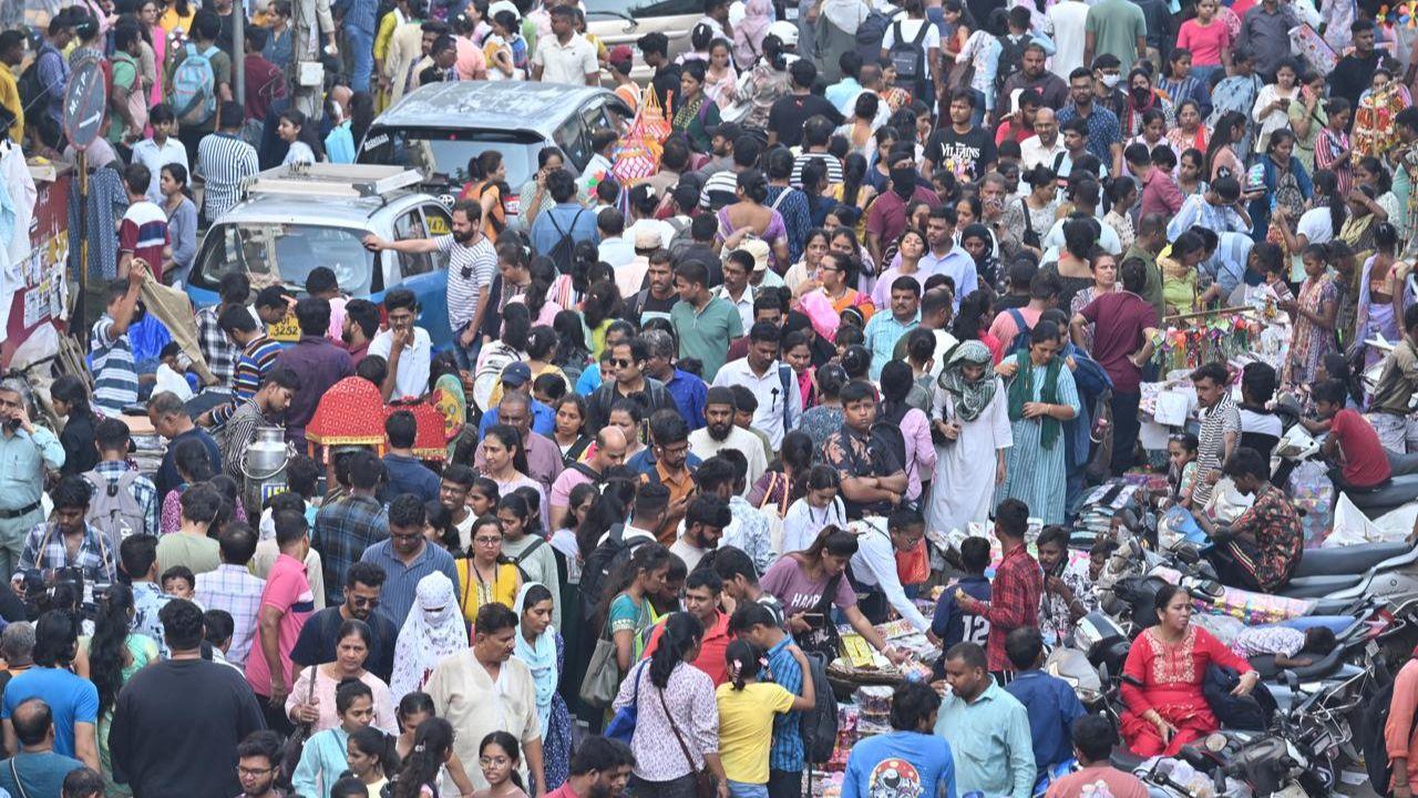 As Sunday is a holiday for many, the overwhelming surge of shoppers leads to difficulties in navigating the crowded lanes