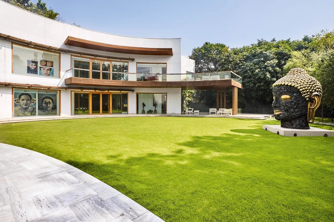 Right at the start of the third season of Fabulous Lives vs Bollywood Wives star Shalini Passi says that she likes things more than people as they talk back to her. Her 20000 sq ft residence is filled with her art collections from across the world