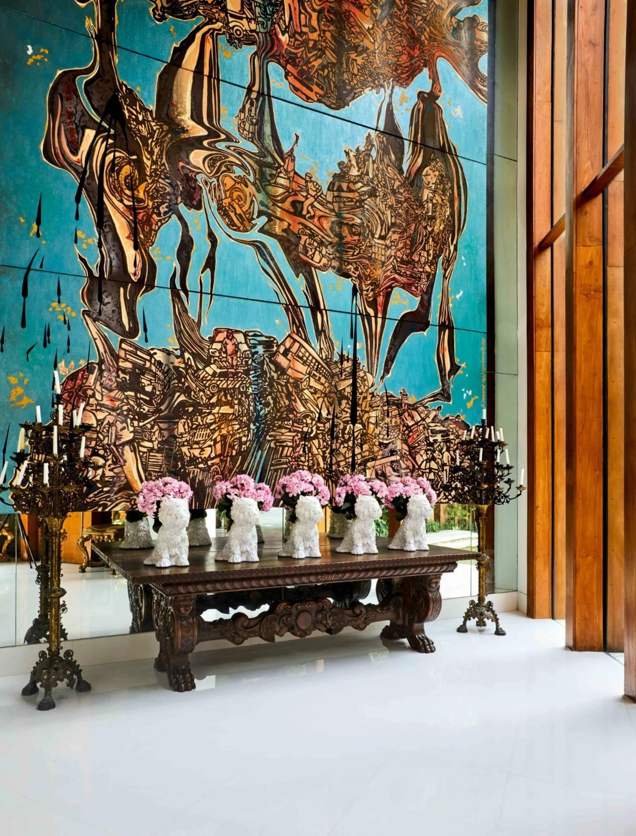 At the entrance of the home, we see five porcelain Puppy vases which Passi fills with fresh flowers flown in from Holland every Friday
 