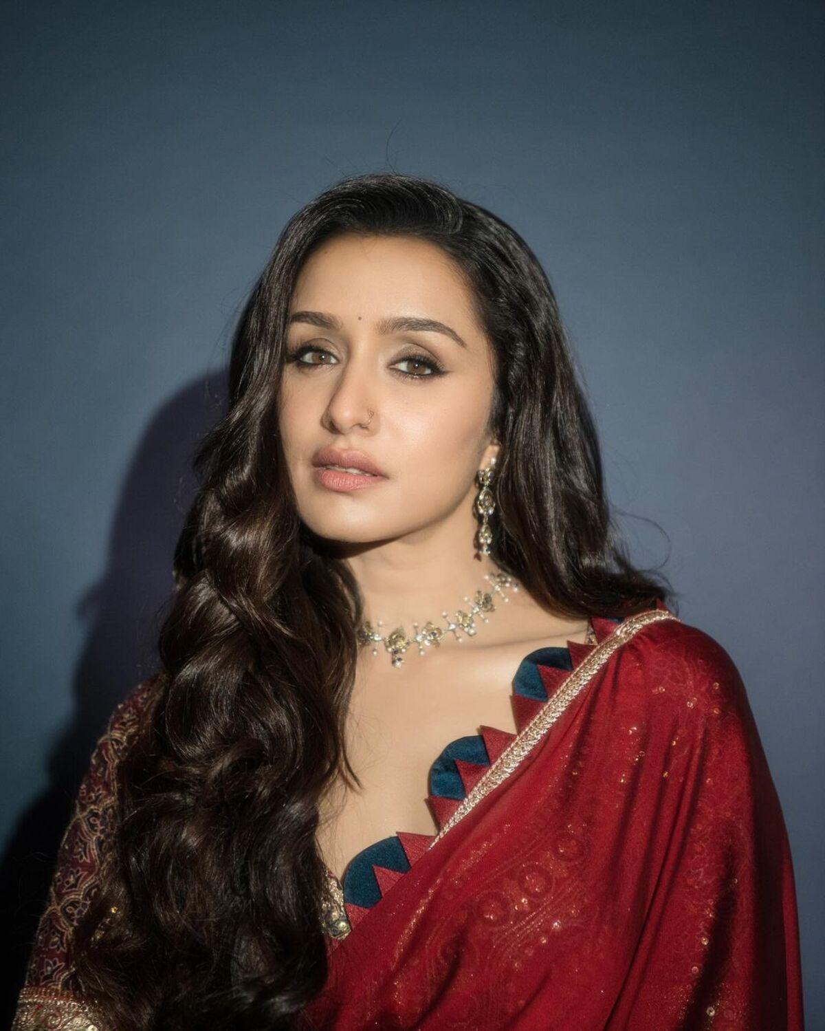 She opted for delicate jewellery with a shiny neckpiece, silver danglers and a dainty nose ring. She kept her long wavy hair open that complimented the whole look.