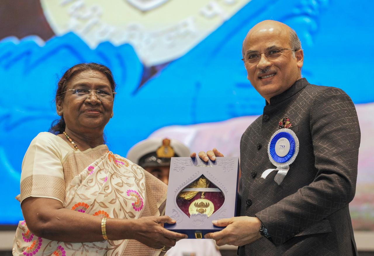 Sooraj Barjatya was honoured with the Best Director award at the 70th National Film Awards for his film 'Uunchai'. The film marked the directorial comeback of Sooraj Barjatya after his 2015 family drama 'Prem Ratan Dhan Payo'.