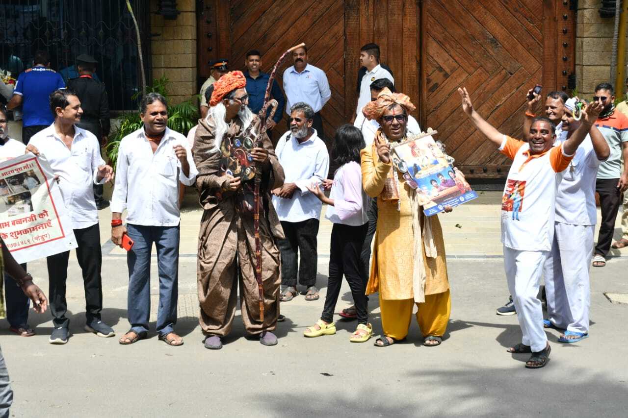 Amitabh Bachchan turned a year older today. As always, fans gathered outside his Mumbai home to ring in the celebration