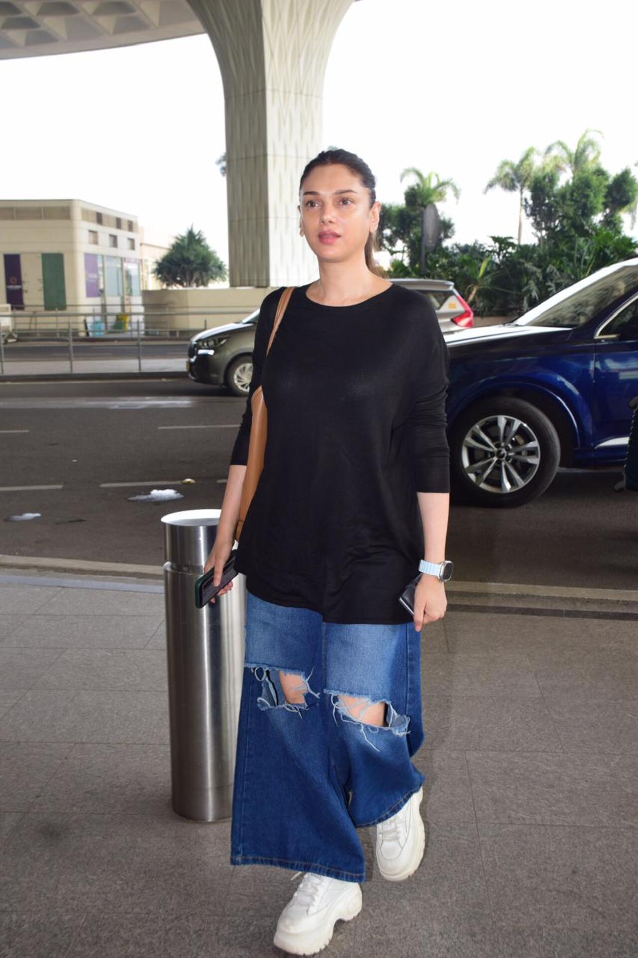 On the other hand, his wife and actress Aditi Rao Hydari obliged and stood for the paparazzi to click pictures.