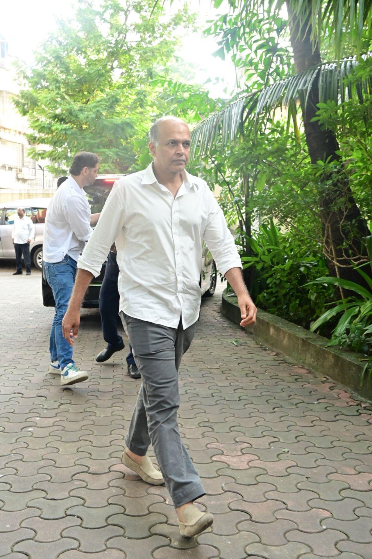 Aamir Khan's 'Lagaan' filmmaker Ashutosh Gowariker was also spotted at the last rites. 