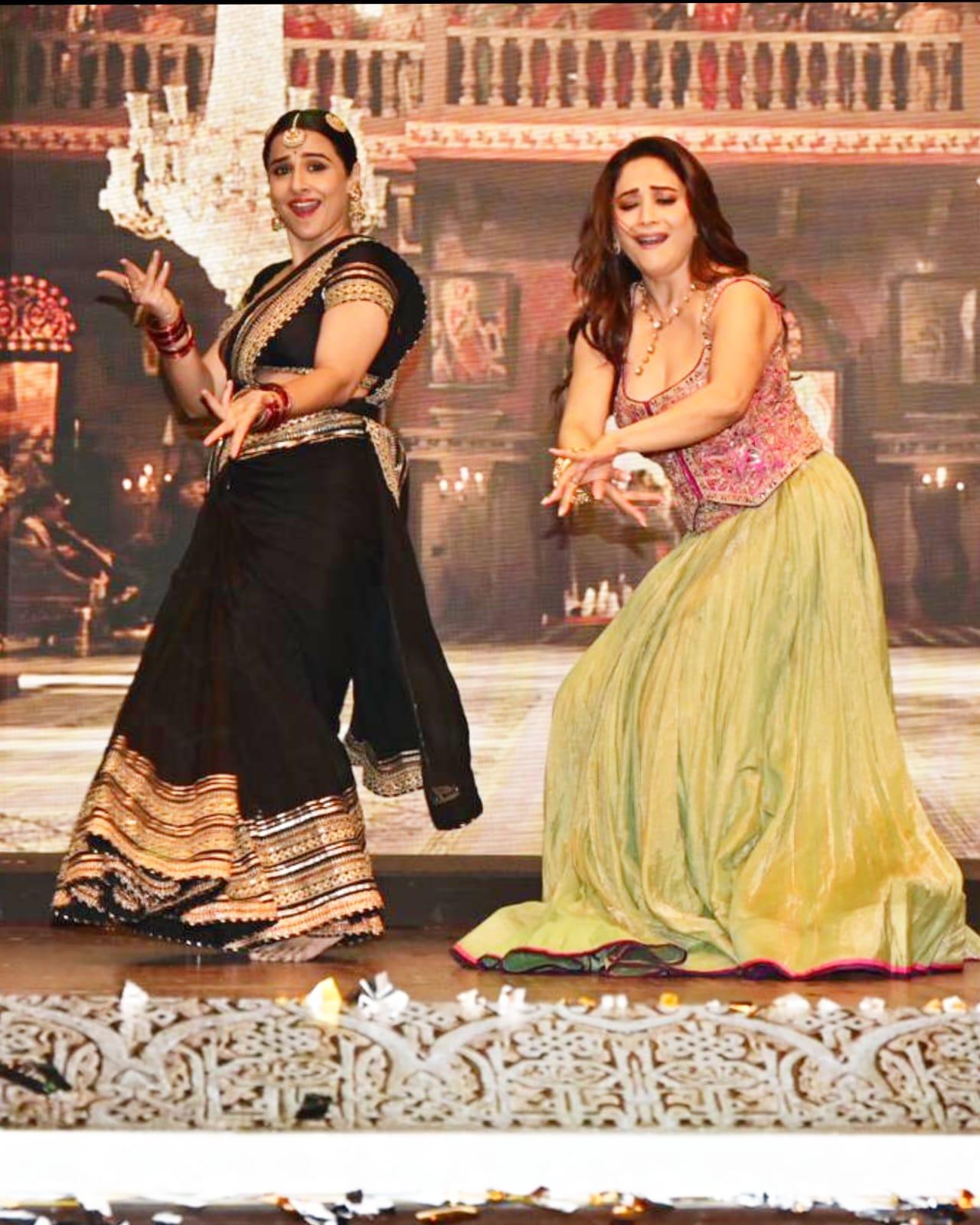 <p>The two actresses performed live on stage to the song Ami Je Tomar 3.0</p>