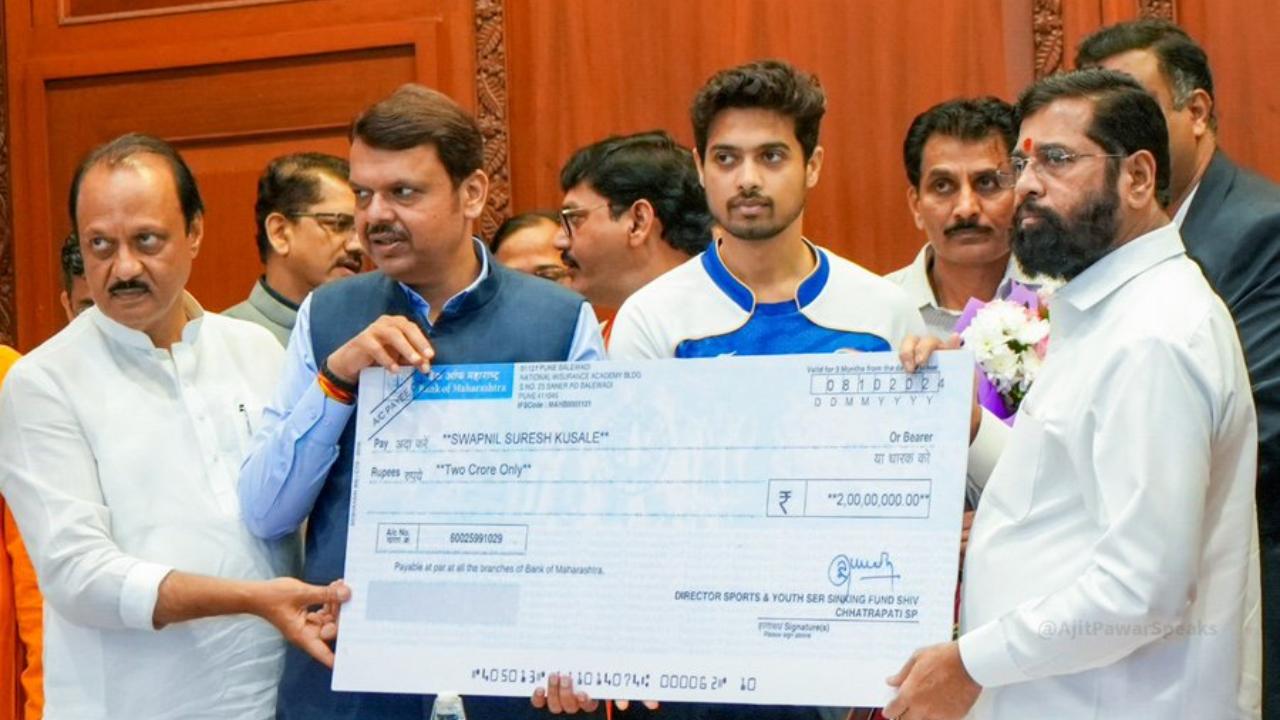 Swapnil Kusale honoured with a cheque of Rs. 2 crore by Maharashtra government