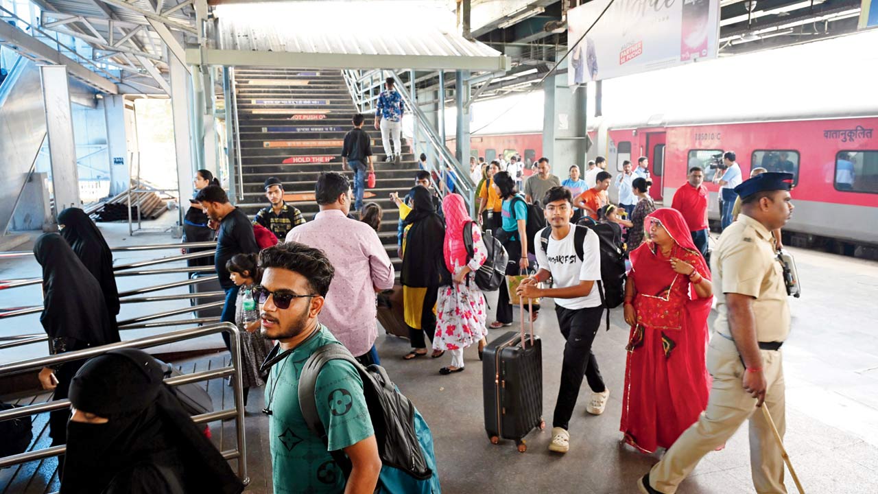 Platform 1 at Bandra Terminus a few hours after the stampede occurred on Sunday. Pics/Anurag Ahire