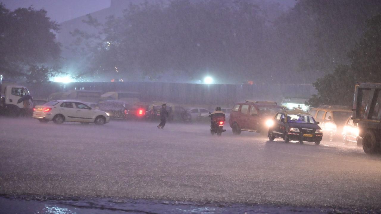 IN PHOTOS:  Several parts of Mumbai experience thundershowers