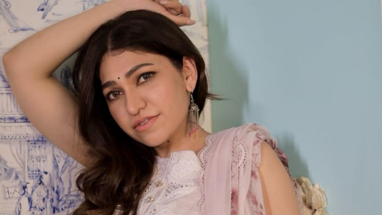 Singer Tulsi Kumar narrowly escapes major injury on set as a backdrop collapses