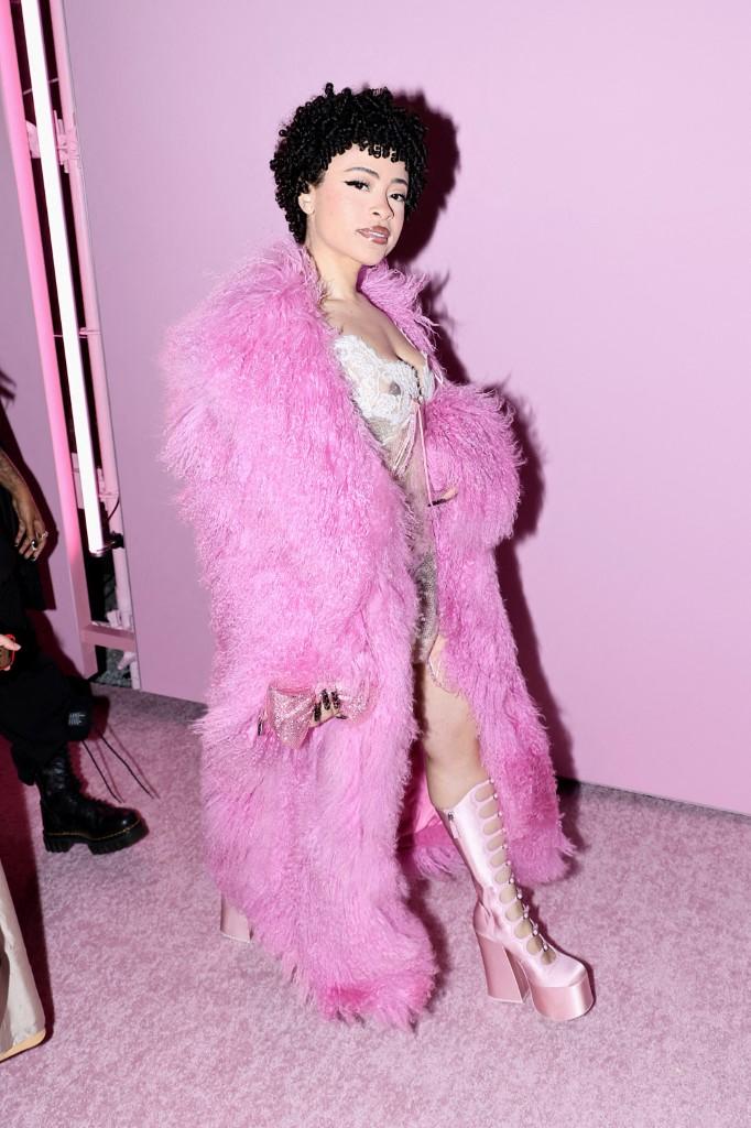 Best looks from The 2024 Victoria’s Secret fashion show pink carpet