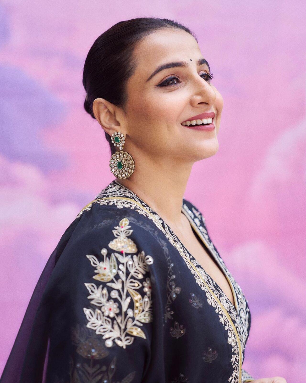 This look exuded a regal charm, making Vidya the epitome of grace and poiseThis look exuded a regal charm, making Vidya the epitome of grace and poise