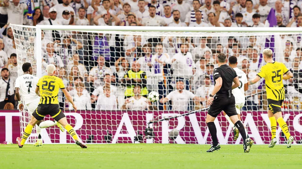 62nd min: Vinicius taps in the equaliser with his left foot for 2-2