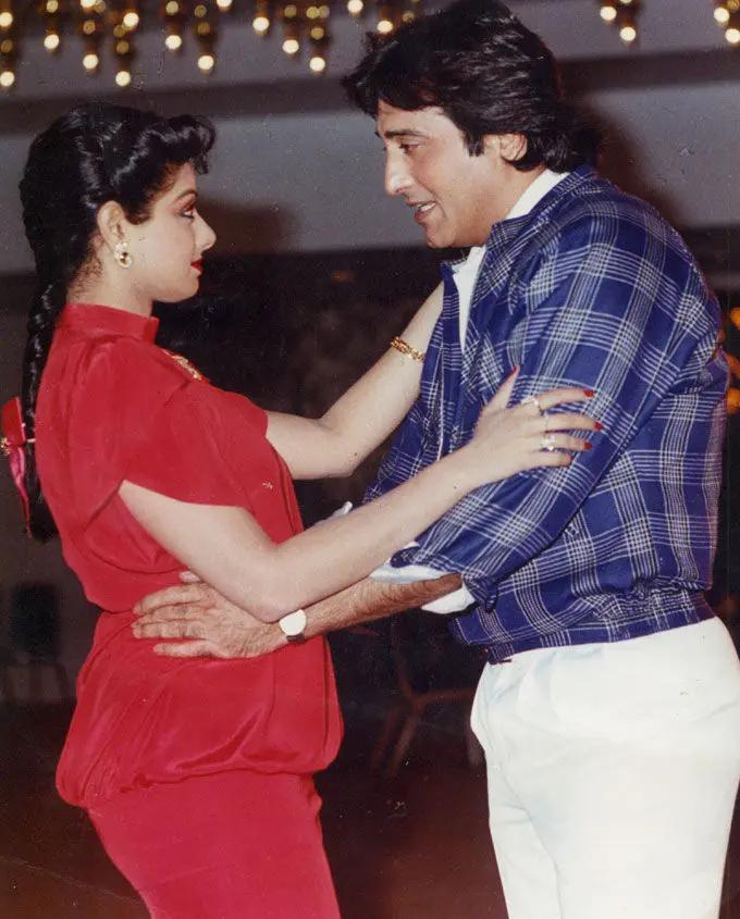 Vinod Khanna was suffering from advanced bladder carcinoma. Khanna was hospitalised on March 31, 2017. A photograph of a visibly ill-looking actor with his wife Kavita and son Sakshi went viral a week later. There were rumours of him suffering from bladder cancer, but hospital authorities did not confirm it. At the time, they said that his sudden weight loss was due to severe dehydration.