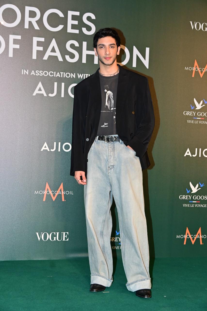 Vedang Raina went for a laid-back look at the event. He wore a loose, printed T-shirt tucked into light blue acid-washed jeans with a folded hem. 