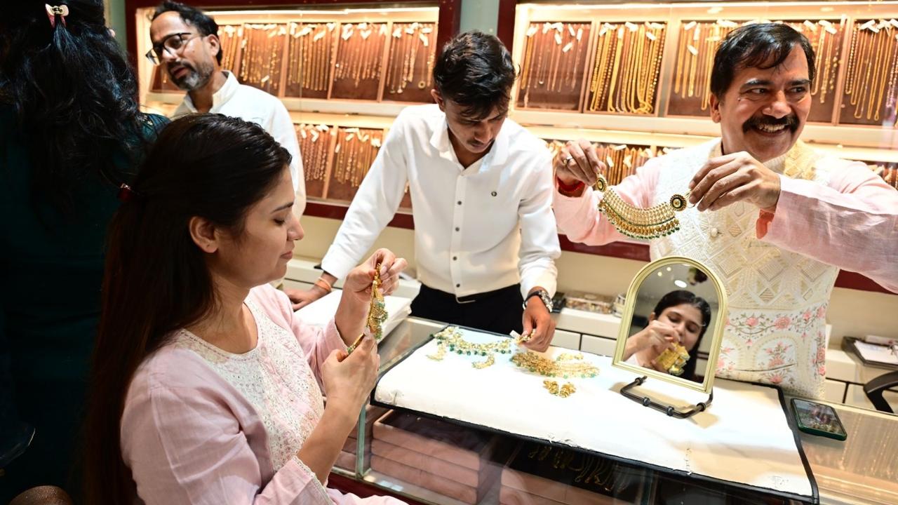 Gold buyers were seen flocking to the various stores, with customers ranging from young couples to families looking to buy gold coins, bangles, necklaces, and intricate designs