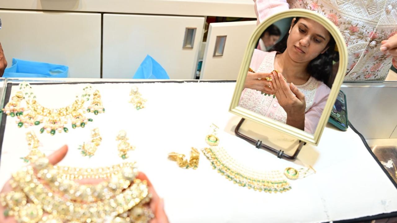 With the ongoing festivities, the excitement in Zaveri Bazar is expected to grow as Diwali approaches