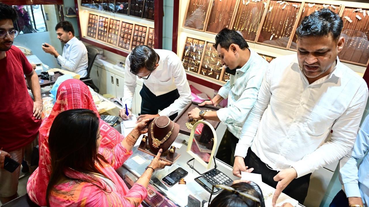 IN PHOTOS: Gold Rush at Zaveri Bazar in Mumbai as shoppers celebrate Dhanteras