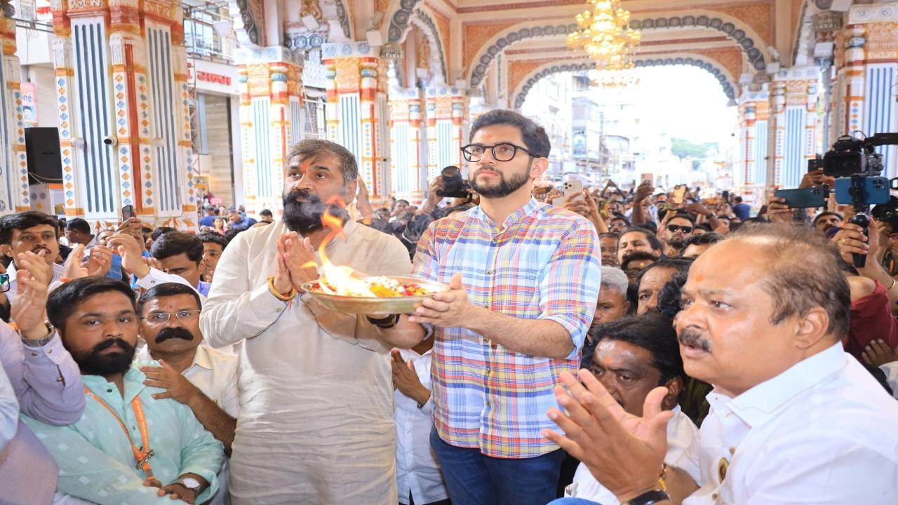 Aaditya Thackeray performs aarti at Pune's Shrimant Bhausaheb Rangari Ganpati Mandal