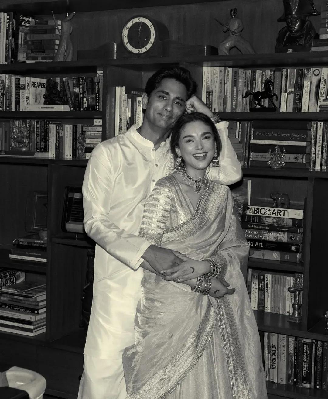 Dressed in ethnic outfits, bride & groom Aditi & Sid’s wedding pictures scream simplicity