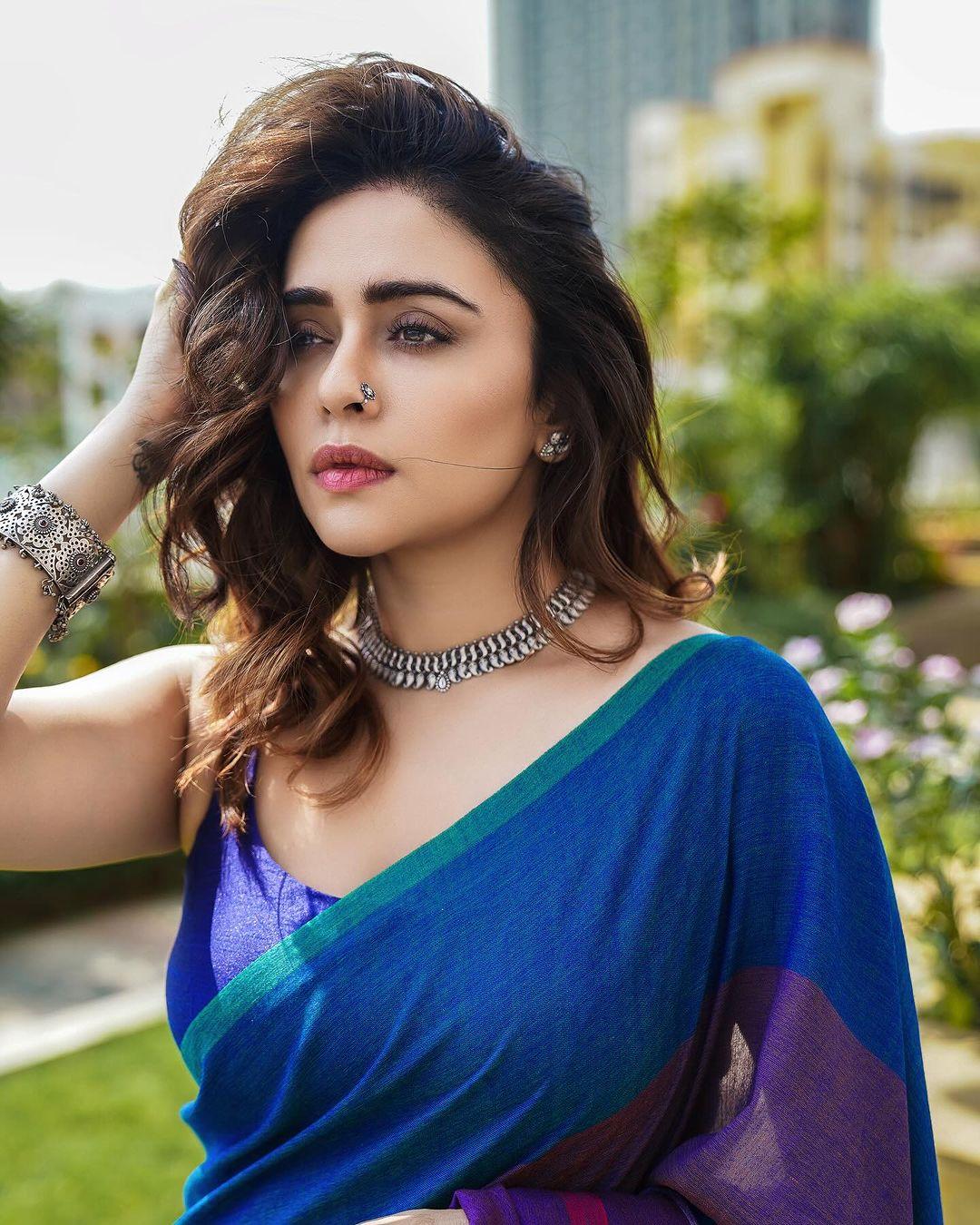 For jewellery, she opted for oxidized ornaments. With a choker, small earrings, a bangle, and a beautiful nath, she completed her look