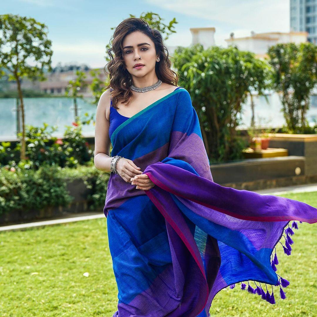If you love to keep it simple, then this blue and red saree is your perfect friend for the Ganpati Puja. In this look, Amruta wore a red and blue saree, and it looks stunning