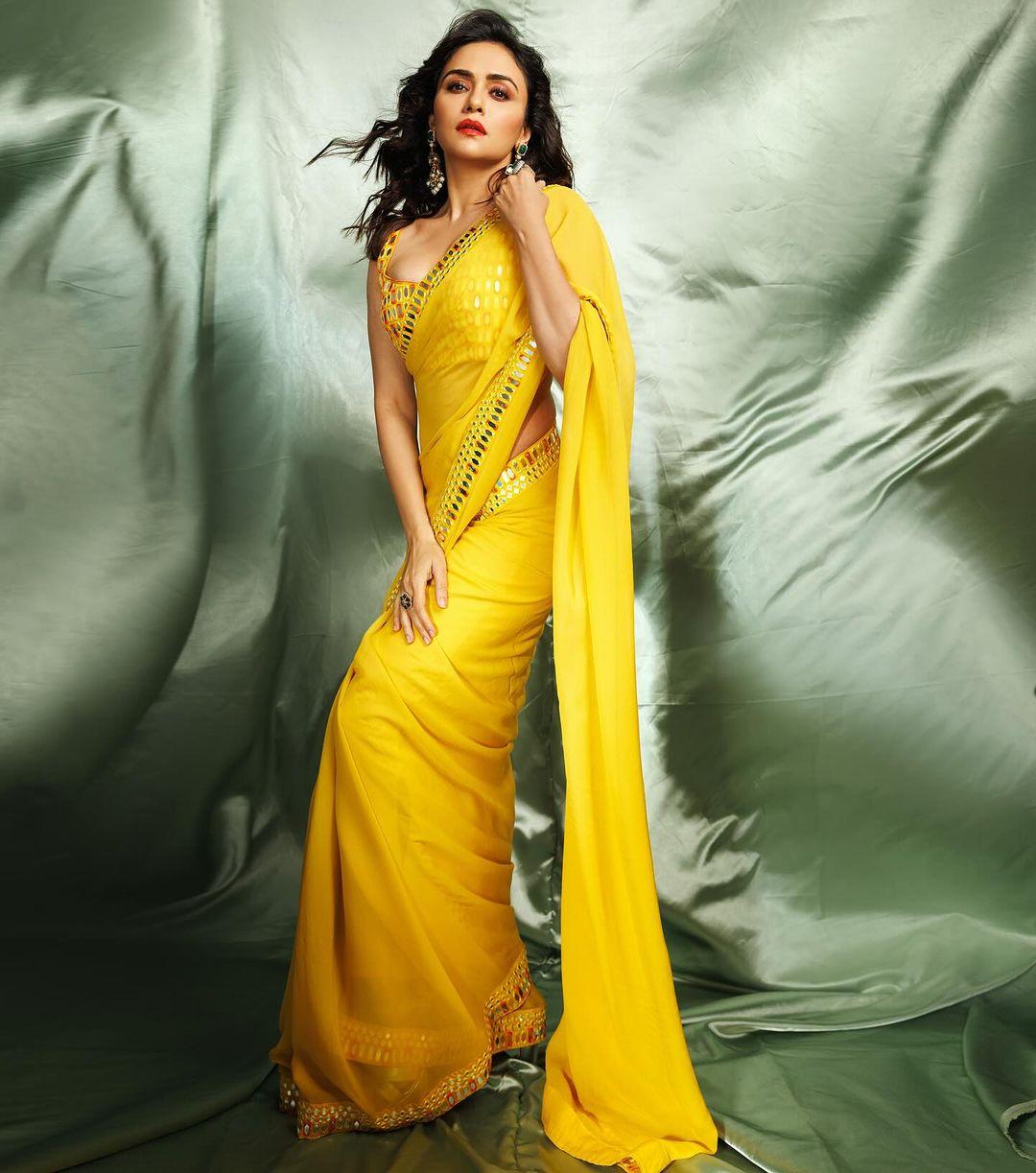 Do you wish to wear something simple yet still want to shine? Take cues from this appearance of Amruta