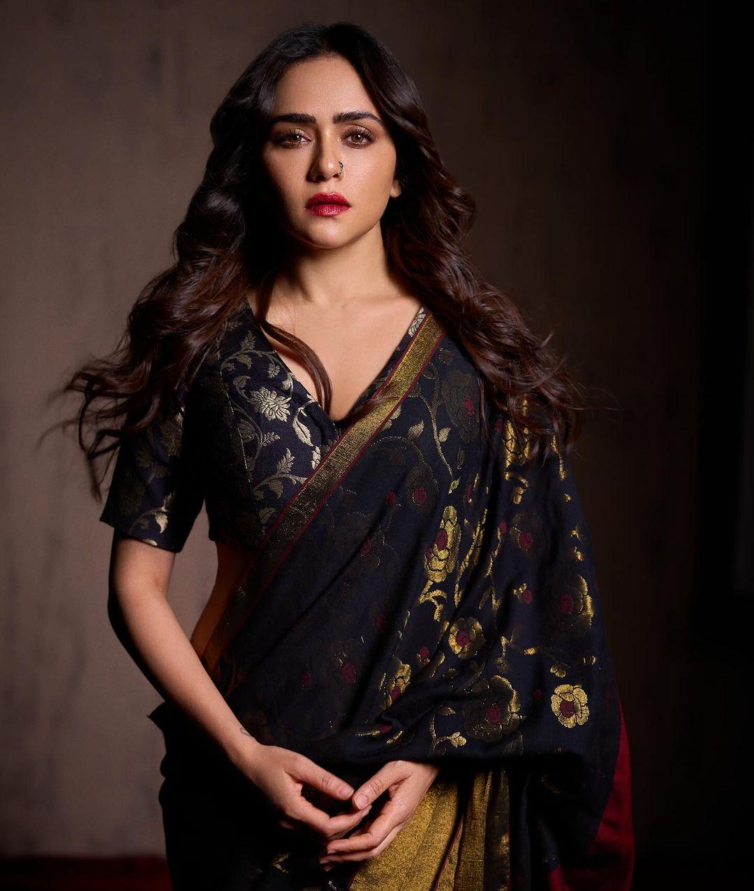 The saree featured a brown border with red on the pallu. She paired her stunning saree with a blue blouse, and it has our hearts
