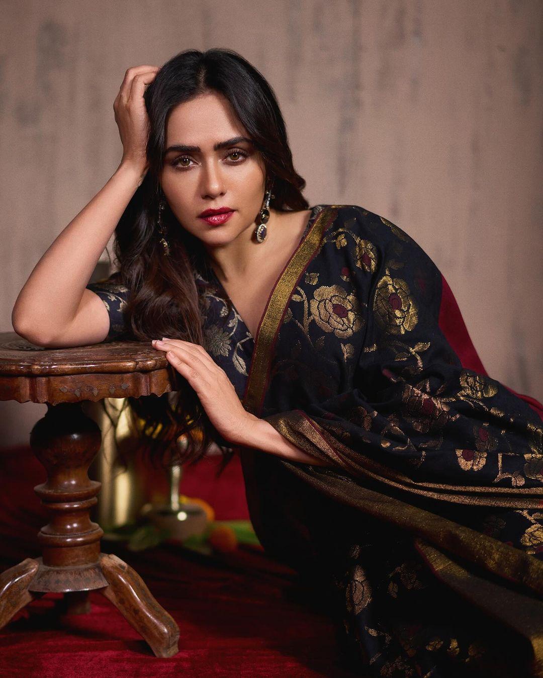 We were just admiring the saree and almost missed noticing how stunning she looked with smoky eyes and red lipstick. The actress wore stylish earrings to finish her stunning appearance