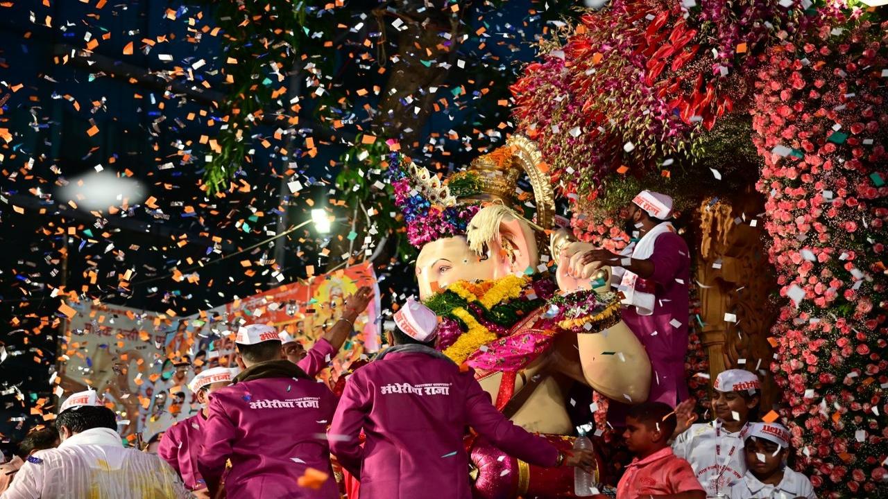 The tradition began in 1972-73 when the mills of the surrounding areas faced a lockdown. The mill workers prayed to Lord Ganesha and said that if the mills opened, they would set up a mandap and perform the visarjan on Sankashti