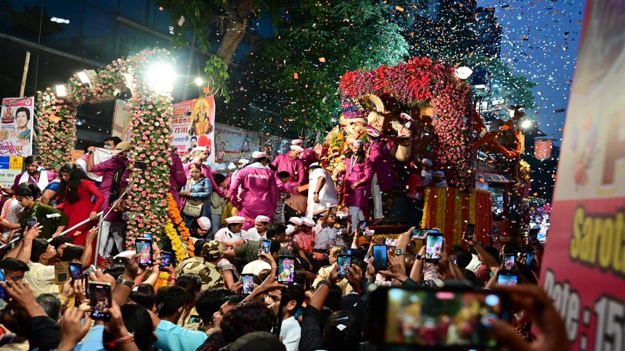 This year, the pandal décor drew inspiration from the magnificent Patwa Ki Haveli in Jaisalmer, Rajasthan, which is renowned for its elaborate design and imperial beauty