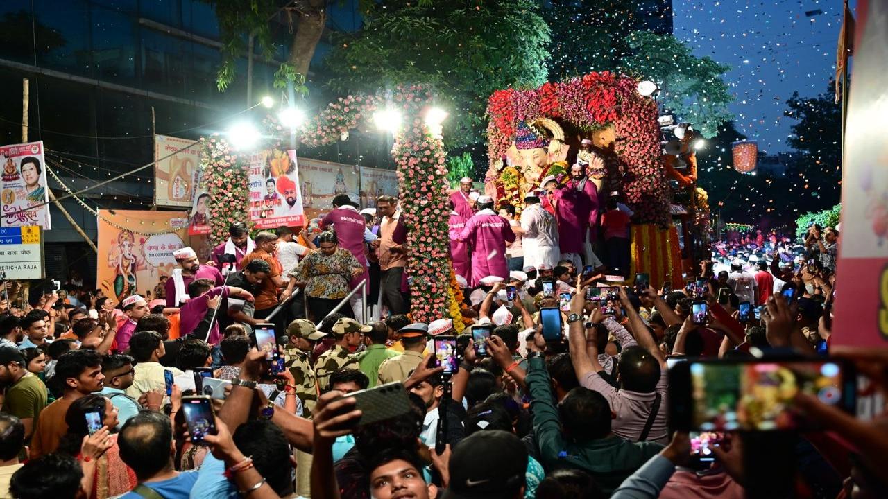 At Versova, the Koli community will join in the celebrations, amid music and aartis. Two boats that are beautifully decorated will be used in the Visarjan
