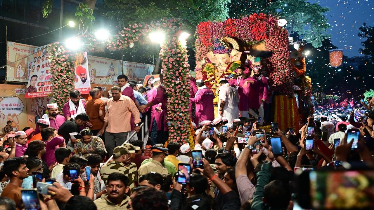 The Andhericha Raja witnesses heavy footfall of devotees as they believed that the idol fulfills the wishes of the devotees