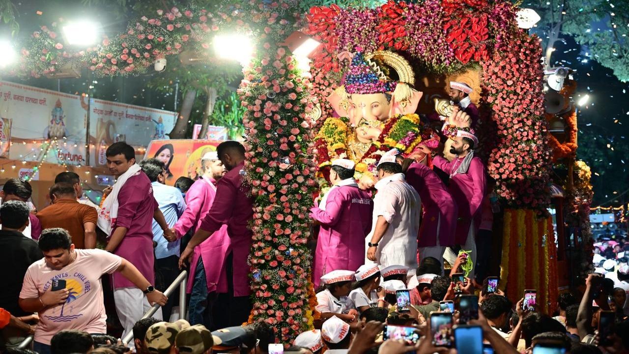 Hundreds of devotees of Lord Ganesha participated in the visarjan rituals of Andhericha Raja Ganpati idol at Veera Desai Road, Andheri West, on Saturday, September 21