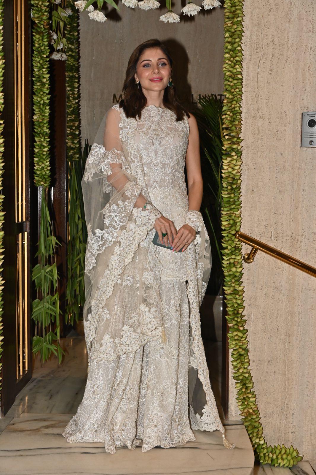 Kanika Kapoor stunned in a while traditional outfit
 
