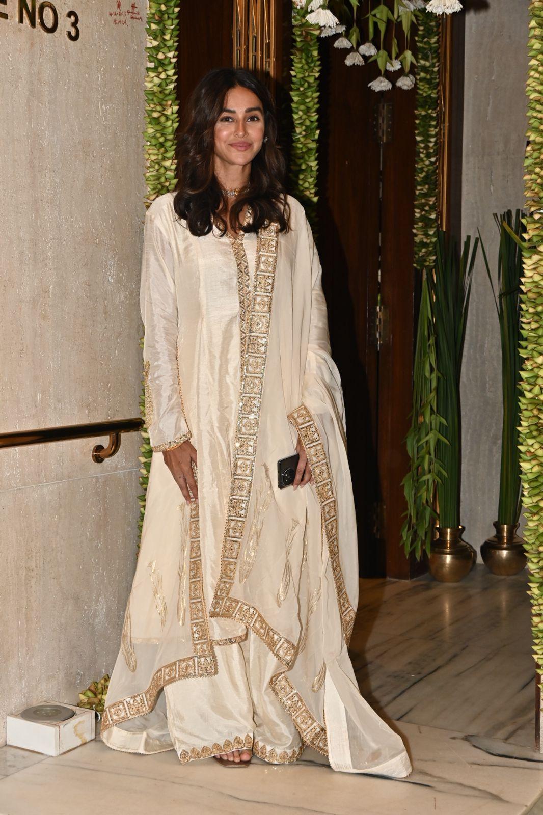Shibani Dandekar stunned in a beautiful ethnic wear